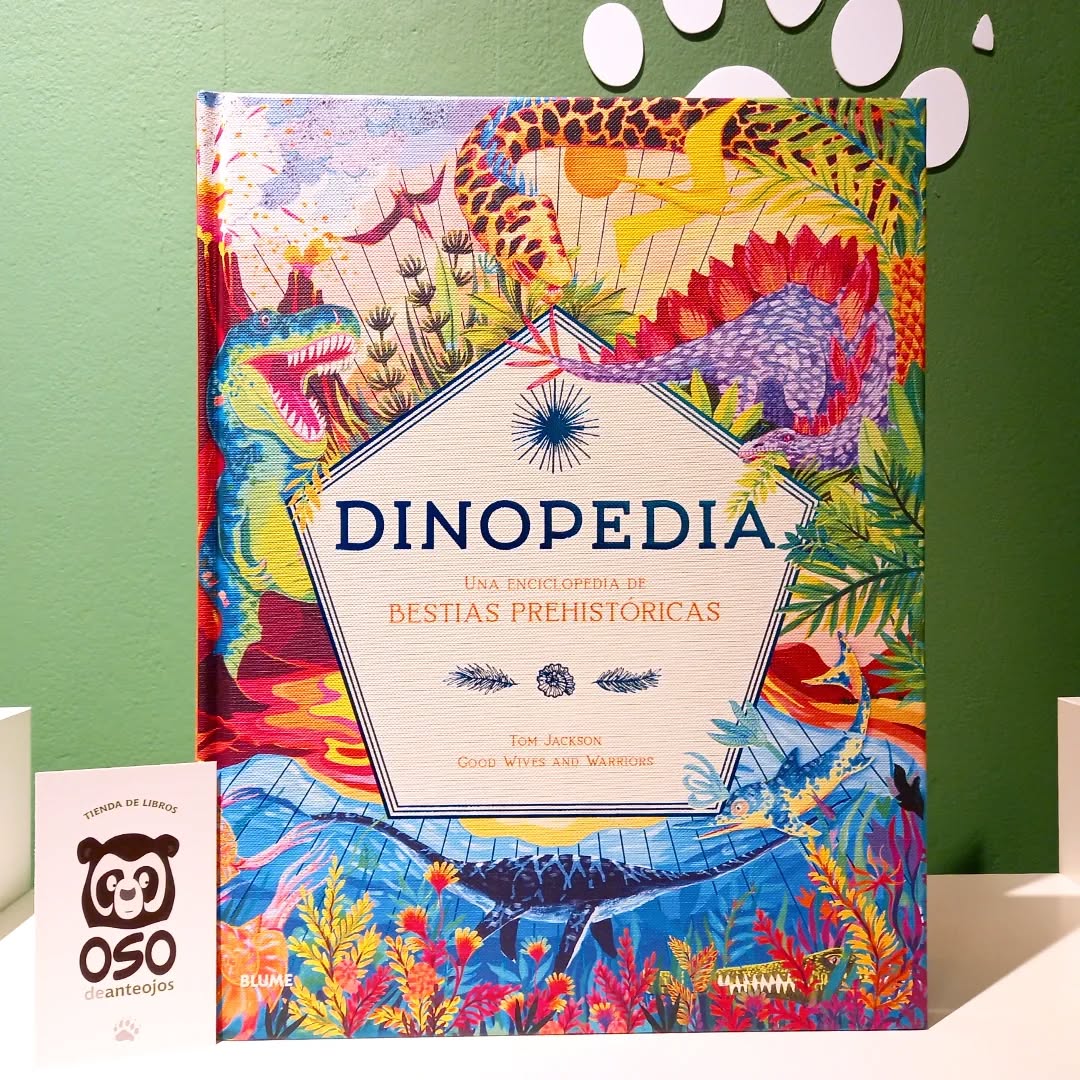 Portada del libro "Dinopedia: Una enciclopedia de bestias prehistóricas" de Tom Jackson. La ilustración es de estilo artístico y muy colorida, mostrando un tiranosaurio rex, un estegosaurio morado, un cuello largo y reptiles marinos rodeados de vegetación tropical vibrante. A la izquierda, se observa una tarjeta de la librería "Oso de anteojos".