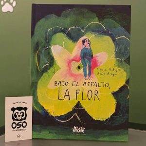 Bajo el asfalto, la flor